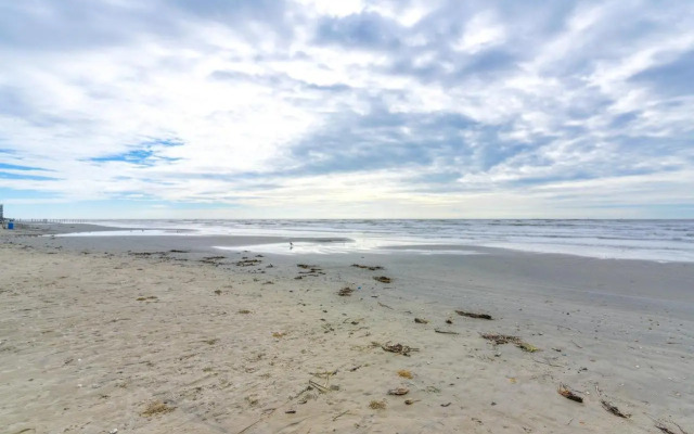 Oceanfront Galveston Beach House: Steps to Sand!