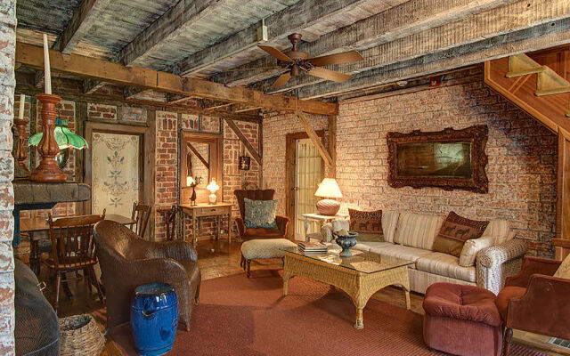 Village Latch Inn Hotel