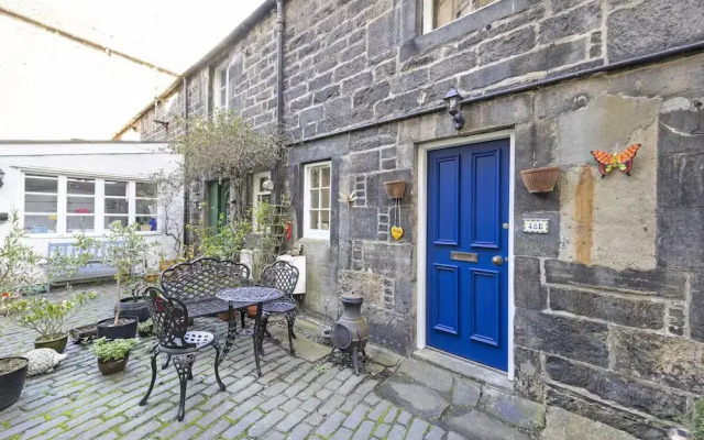 Cute House with Courtyard