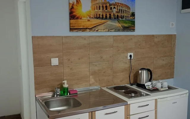 Sereni̇ta Stone House