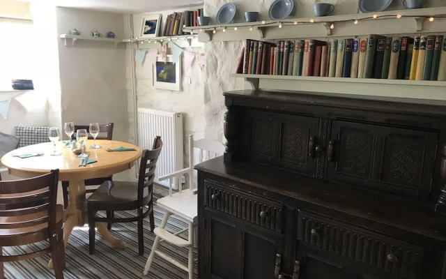 Drewe Arms Bunk Rooms & Church Cottage