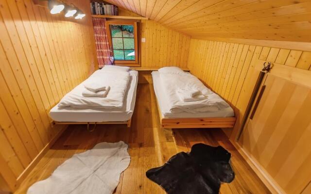 Charming Little Chalet for 6 People & Free Ski Lockers