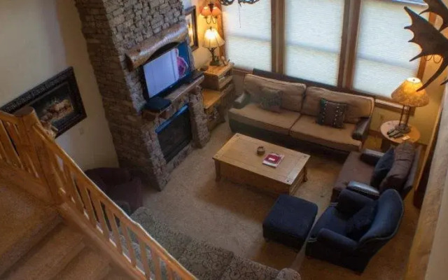 Black Bear Lodge by CB Lodging