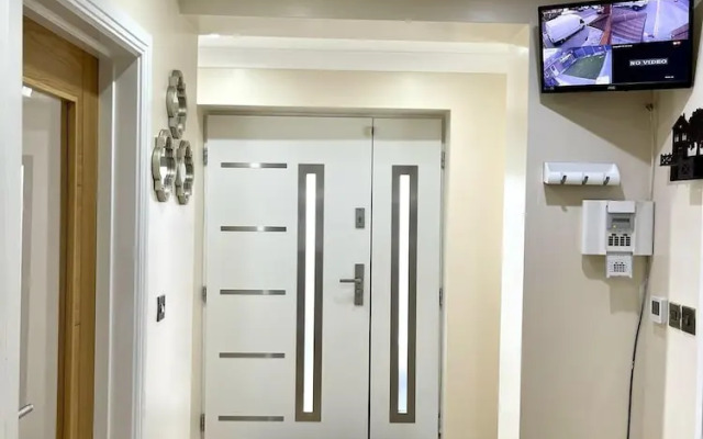 New Luxury Modern House Near Airport Free Parking