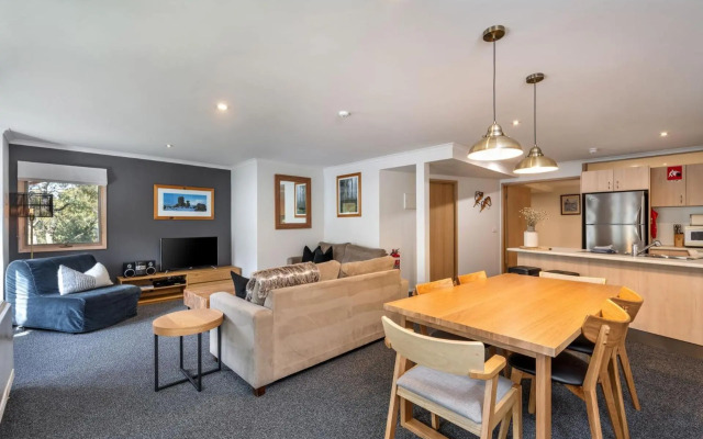 Lhotsky 1 Bedroom apartment with secluded outlook and onsite parking