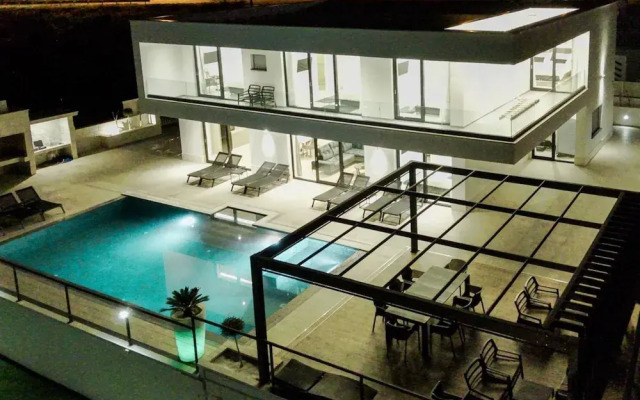 Sunset Serenity Villa With Pool, Gym and Sauna