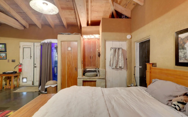 Centrally Located Santa Fe Studio Near Town!