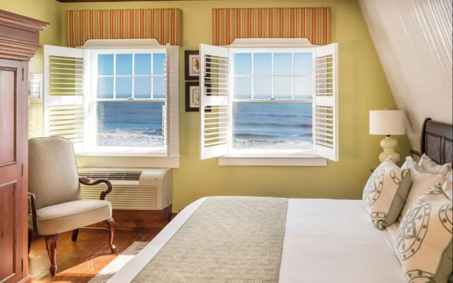 Elizabeth Pointe Lodge