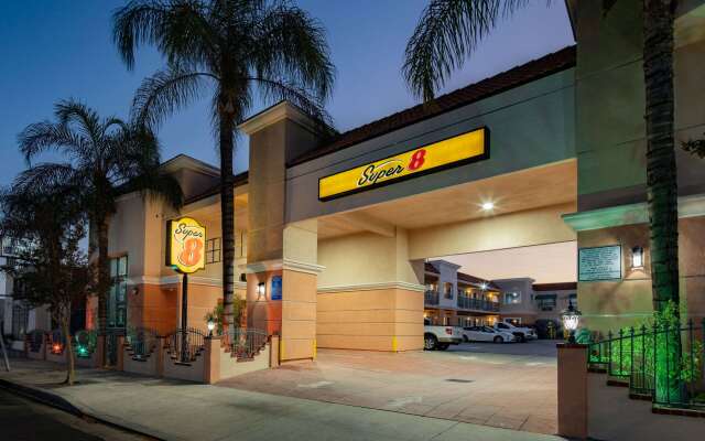 Super 8 by Wyndham North Hollywood