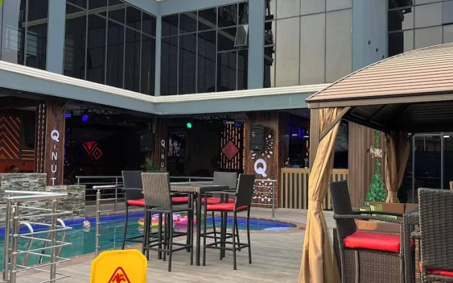 Q Nuts Lounge And Suites
