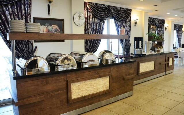 Club Rose Bay Hotel