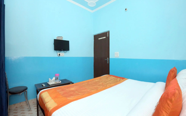 OYO 11886 Hotel Crystal
