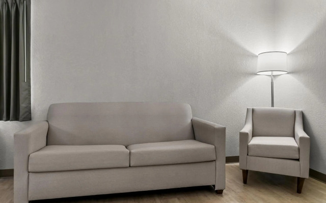 HomeTowne Studios by Red Roof Flint
