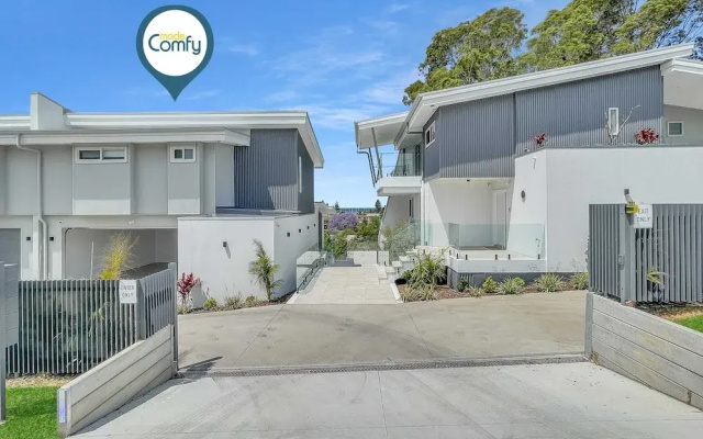 Modern 4-bed Townhouse With Water Views