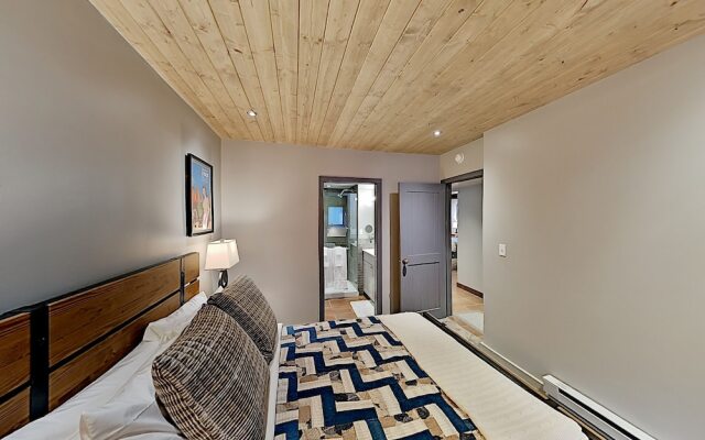 15tru1zs 2 Bedroom Condo