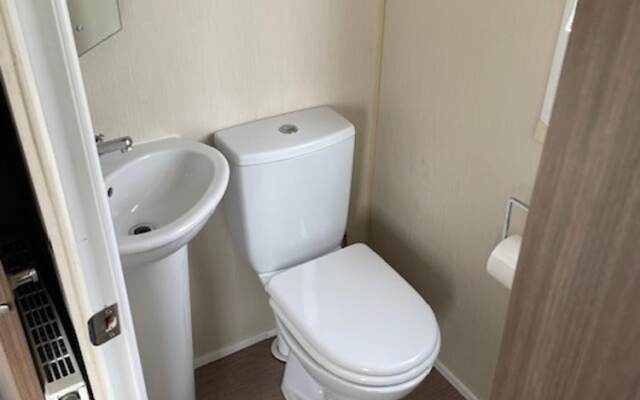 Premium 2 bed Caravan Sleeps 6 With Huge Decking