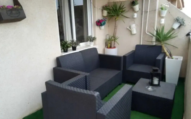 Wonderful top Floor Apartment Ideally Located Between sea and the City Center
