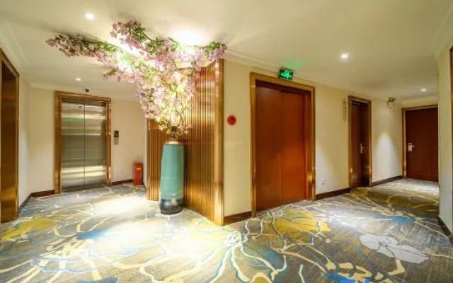 Holiday Inn (Fuyang Yingzhou District City Normal College)