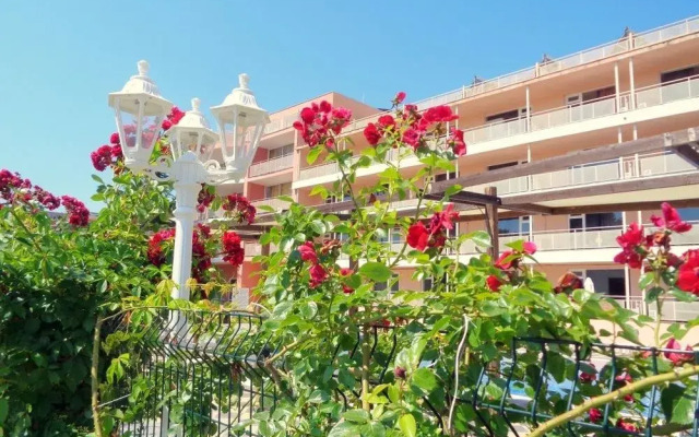 Meta Beach Budjet Hotel