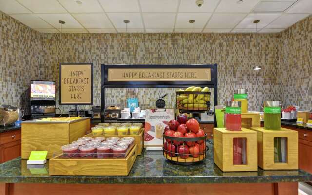 Hampton Inn & Suites Newark-Harrison-Riverwalk