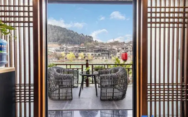 Shiheyuanfang River View Homestay (Fenghuang Tuojiang Yunqiao)