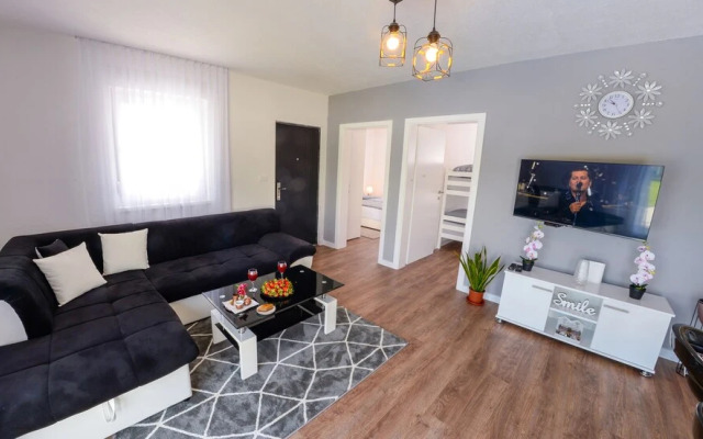 Sweet Retreat-Buna Riverside with pool