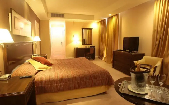 Howard Johnson by Wyndham Sierras Hotel and Casino