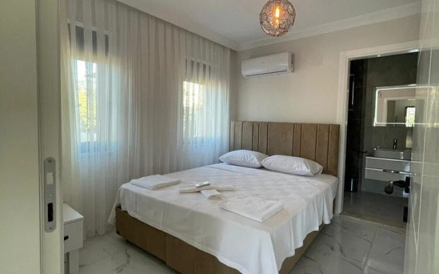 Inviting 4-bed Villa Lina With lux Pool