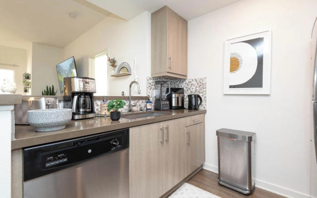 Hollywood Apartment Near Walk of Fame