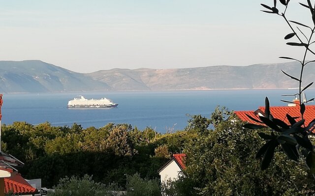 Charming Coastal Escape With Sea Views - 7 Guests