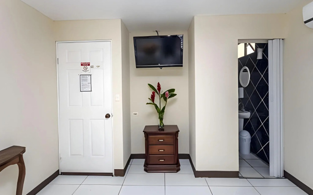 Berlor Airport Inn