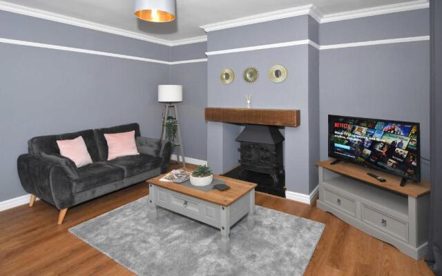 Orion House - sleeps 6, driveway, garden