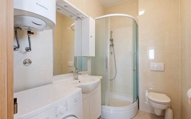 Simplistic Apartment in Neviđane near Sea Beach