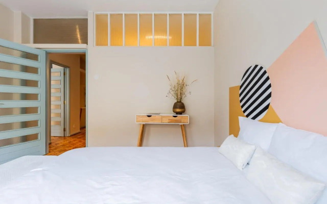 UNIQUE Modernist Duplex apartment & PARKING