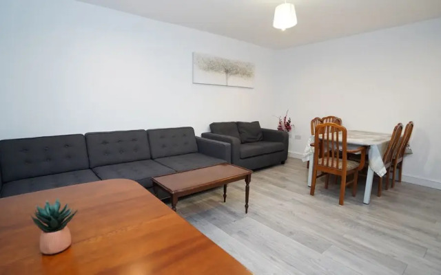4Bed Spacious House Free Parking