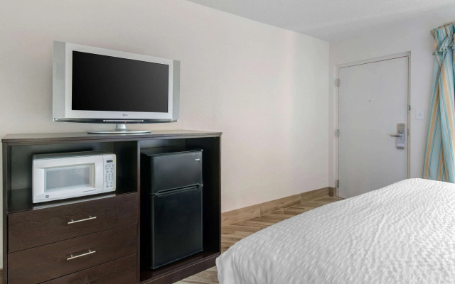 Clarion Inn & Suites Kissimmee-Lake Buena Vista South