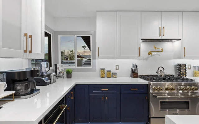 Valley View Chic Home w Backyard Oasis