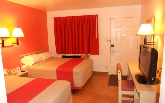 Motel 6 Des Moines, IA - North