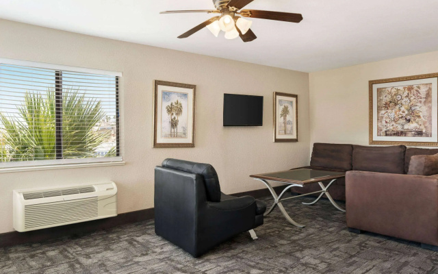 Travelodge by Wyndham Lake Havasu