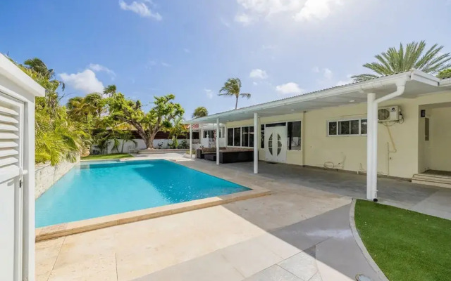 New 5 Bedroom Private Pool Near Superfood
