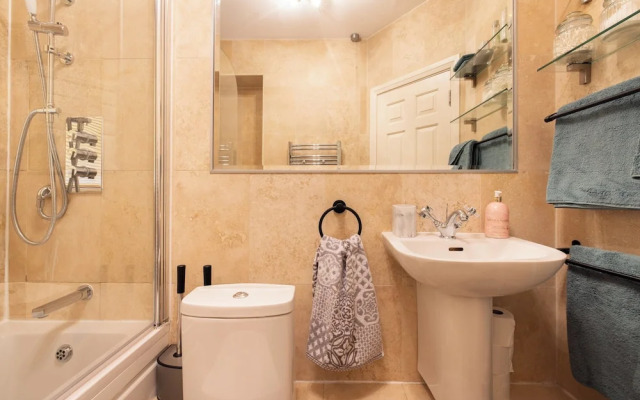 Mayfair 9-bed Townhouse - Sleeps 16, Patio & Ac