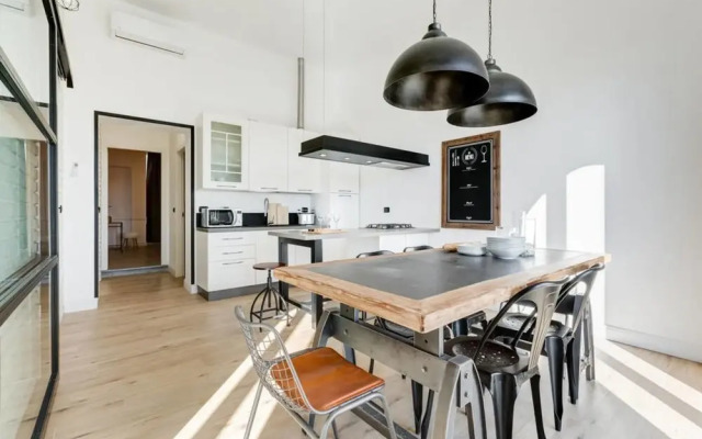 Large & Stylish 3 bed Flat in Excellent Location