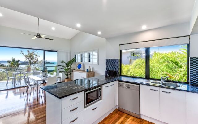 Spacious and Stylish 4-bed Georgian Apartment