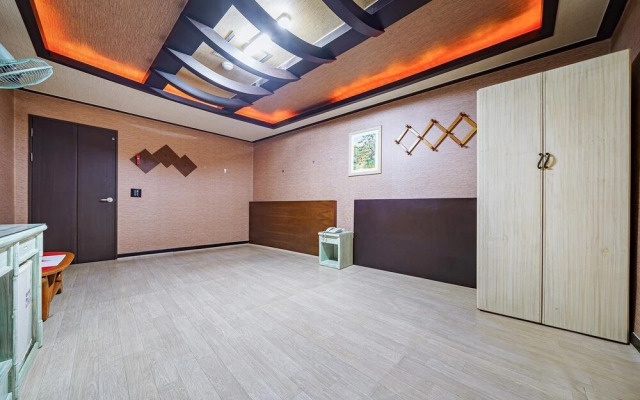 Gongju White Castle