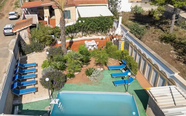 Sirena Apartment in Luxury Villa With Shared Pool