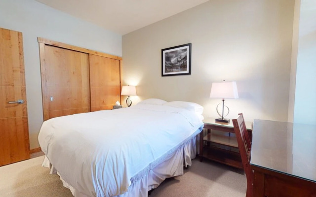 Solstice 18 Beautiful and Modern, Private Washer Dryer, Close to Eagle Lodge by RedAwning