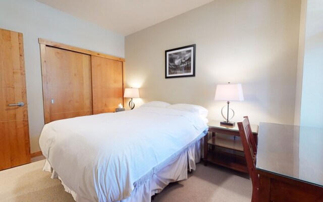 Solstice 18 Beautiful and Modern, Private Washer Dryer, Close to Eagle Lodge by RedAwning