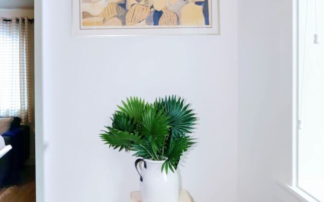 Tasteful 2 Bedroom Suite near Marine Gateway by Elevate Rooms