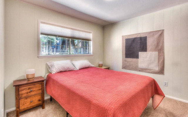 Firefly  - Walk To Beach 3 Bedroom Cabin by RedAwning