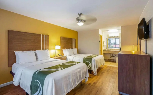 Econo Lodge Inn & Suites Hollywood Blvd
